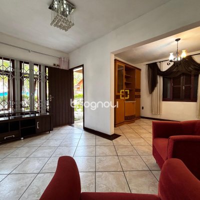 Casa com 215m², 4 quartos (sendo 1 suíte), 6 garagens, no bairro Abraão em Florianópolis