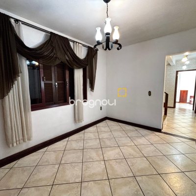 Casa com 215m², 4 quartos (sendo 1 suíte), 6 garagens, no bairro Abraão em Florianópolis