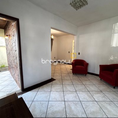 Casa com 215m², 4 quartos (sendo 1 suíte), 6 garagens, no bairro Abraão em Florianópolis