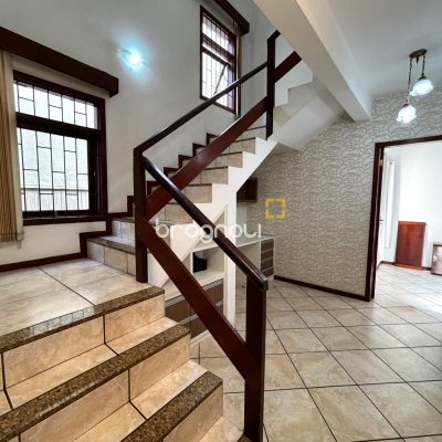 Casa com 215m², 4 quartos (sendo 1 suíte), 6 garagens, no bairro Abraão em Florianópolis