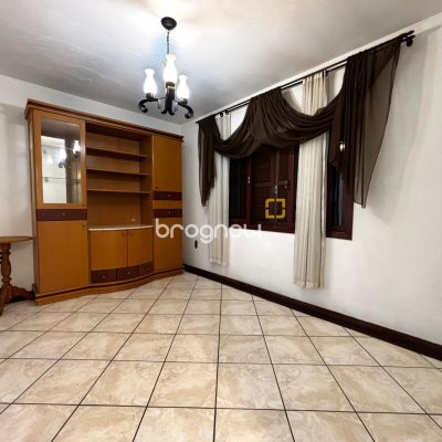 Casa com 215m², 4 quartos (sendo 1 suíte), 6 garagens, no bairro Abraão em Florianópolis