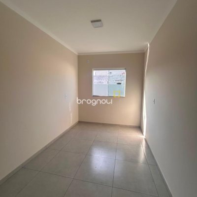 Casa com 96m², 3 quartos (sendo 1 suíte), 2 garagens, no bairro São João do Rio Vermelho em Florianópolis
