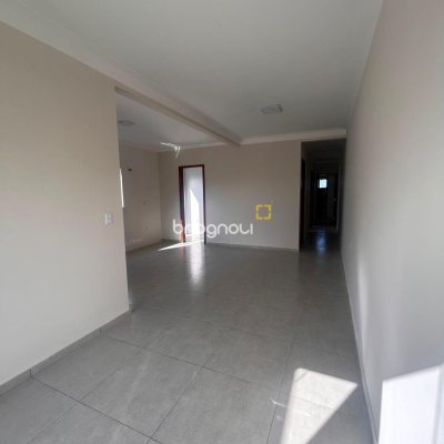 Casa com 96m², 3 quartos (sendo 1 suíte), 2 garagens, no bairro São João do Rio Vermelho em Florianópolis