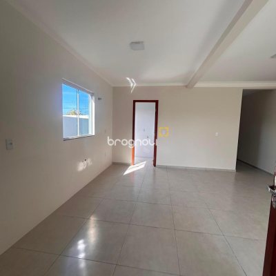 Casa com 96m², 3 quartos (sendo 1 suíte), 2 garagens, no bairro São João do Rio Vermelho em Florianópolis