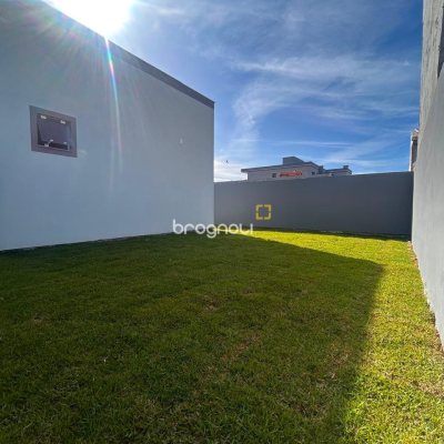 Casa com 96m², 3 quartos (sendo 1 suíte), 2 garagens, no bairro São João do Rio Vermelho em Florianópolis