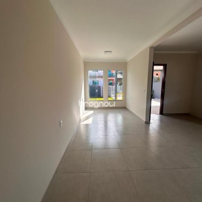 Casa com 96m², 3 quartos (sendo 1 suíte), 2 garagens, no bairro São João do Rio Vermelho em Florianópolis