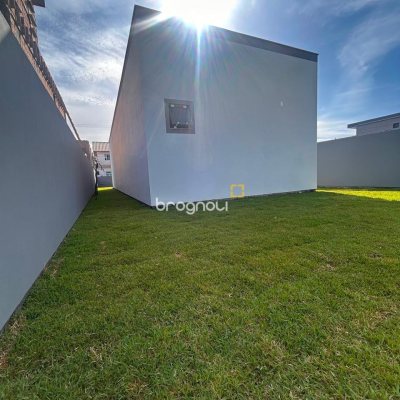 Casa com 96m², 3 quartos (sendo 1 suíte), 2 garagens, no bairro São João do Rio Vermelho em Florianópolis
