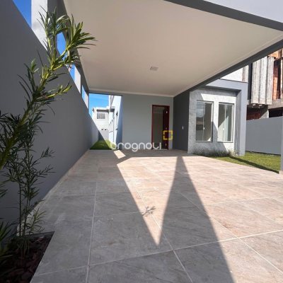 Casa com 96m², 3 quartos (sendo 1 suíte), 2 garagens, no bairro São João do Rio Vermelho em Florianópolis