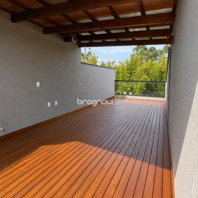 Casa com 150m², 3 quartos (sendo 1 suíte), 2 garagens, no bairro São João do Rio Vermelho em Florianópolis