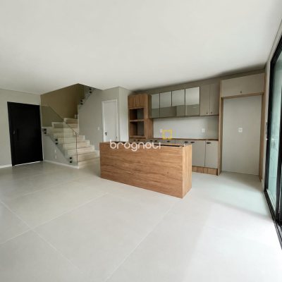 Casa com 150m², 3 quartos (sendo 1 suíte), 2 garagens, no bairro São João do Rio Vermelho em Florianópolis