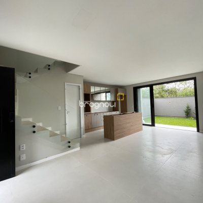 Casa com 150m², 3 quartos (sendo 1 suíte), 2 garagens, no bairro São João do Rio Vermelho em Florianópolis