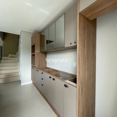 Casa com 150m², 3 quartos (sendo 1 suíte), 2 garagens, no bairro São João do Rio Vermelho em Florianópolis
