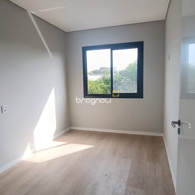 Casa com 150m², 3 quartos (sendo 1 suíte), 2 garagens, no bairro São João do Rio Vermelho em Florianópolis