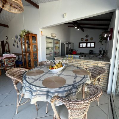 Casa com 332m², 4 quartos (sendo 1 suíte), 3 garagens, no bairro Campeche em Florianópolis