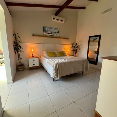 Casa com 332m², 4 quartos (sendo 1 suíte), 3 garagens, no bairro Campeche em Florianópolis