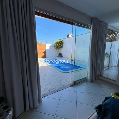 Casa com 332m², 4 quartos (sendo 1 suíte), 3 garagens, no bairro Campeche em Florianópolis
