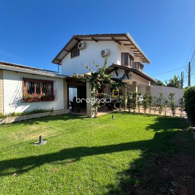 Casa com 332m², 4 quartos (sendo 1 suíte), 3 garagens, no bairro Campeche em Florianópolis