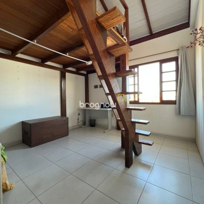 Casa com 332m², 4 quartos (sendo 1 suíte), 3 garagens, no bairro Campeche em Florianópolis