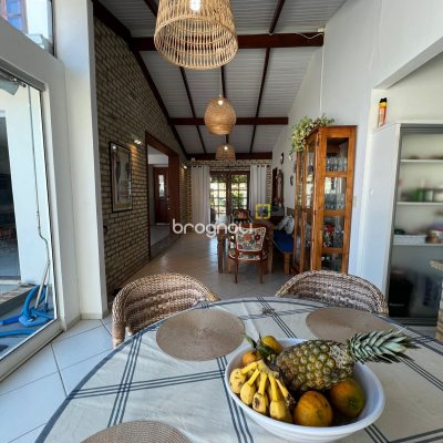 Casa com 332m², 4 quartos (sendo 1 suíte), 3 garagens, no bairro Campeche em Florianópolis