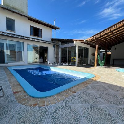 Casa com 332m², 4 quartos (sendo 1 suíte), 3 garagens, no bairro Campeche em Florianópolis