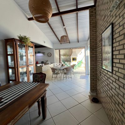 Casa com 332m², 4 quartos (sendo 1 suíte), 3 garagens, no bairro Campeche em Florianópolis