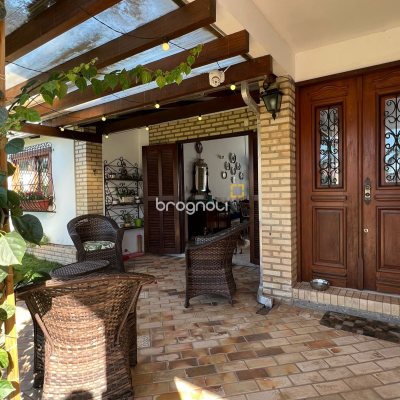 Casa com 332m², 4 quartos (sendo 1 suíte), 3 garagens, no bairro Campeche em Florianópolis