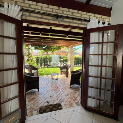 Casa com 332m², 4 quartos (sendo 1 suíte), 3 garagens, no bairro Campeche em Florianópolis