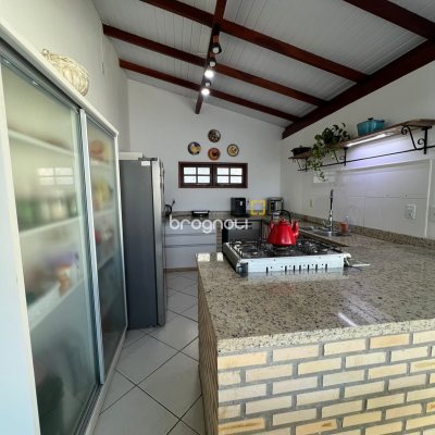 Casa com 332m², 4 quartos (sendo 1 suíte), 3 garagens, no bairro Campeche em Florianópolis