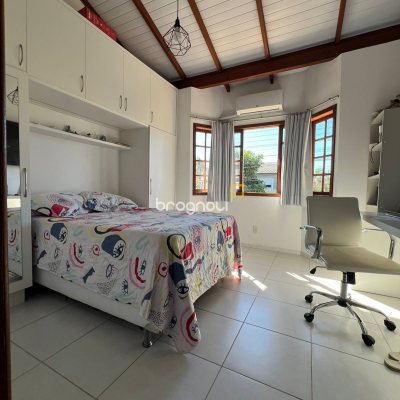 Casa com 332m², 4 quartos (sendo 1 suíte), 3 garagens, no bairro Campeche em Florianópolis