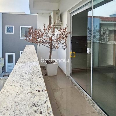 Casa com 92m², 2 quartos (sendo 2 suítes), 2 garagens, no bairro Forquilhas em São José