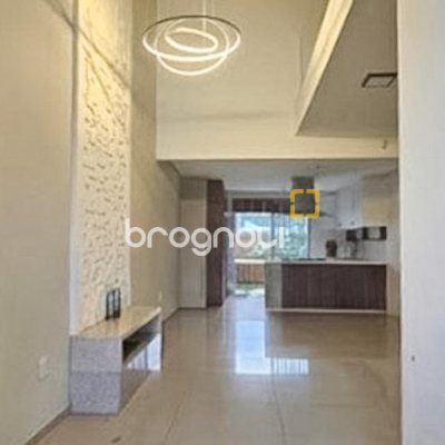 Casa com 92m², 2 quartos (sendo 2 suítes), 2 garagens, no bairro Forquilhas em São José