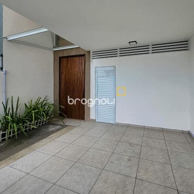 Casa com 92m², 2 quartos (sendo 2 suítes), 2 garagens, no bairro Forquilhas em São José