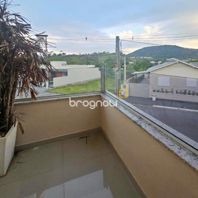 Casa com 92m², 2 quartos (sendo 2 suítes), 2 garagens, no bairro Forquilhas em São José