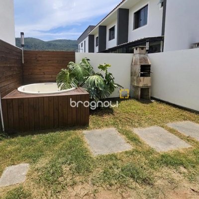 Casa com 92m², 2 quartos (sendo 2 suítes), 2 garagens, no bairro Forquilhas em São José
