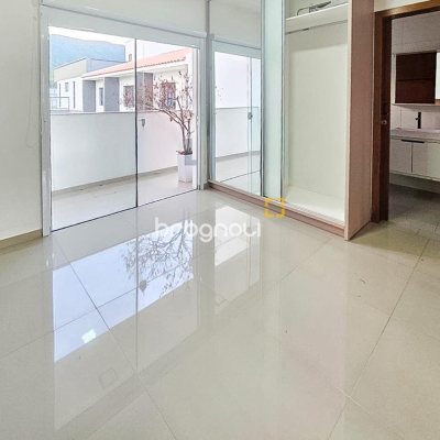 Casa com 92m², 2 quartos (sendo 2 suítes), 2 garagens, no bairro Forquilhas em São José