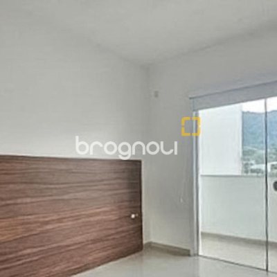 Casa com 92m², 2 quartos (sendo 2 suítes), 2 garagens, no bairro Forquilhas em São José