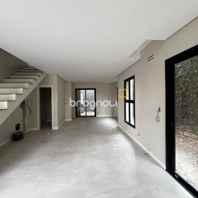 Casa com 122m², 3 quartos (sendo 3 suítes), 1 garagem, no bairro Santa Mônica em Florianópolis