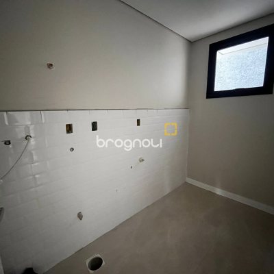 Casa com 122m², 3 quartos (sendo 3 suítes), 1 garagem, no bairro Santa Mônica em Florianópolis