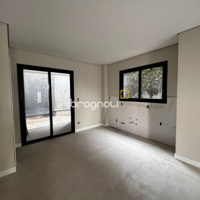 Casa com 122m², 3 quartos (sendo 3 suítes), 1 garagem, no bairro Santa Mônica em Florianópolis