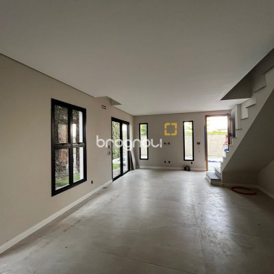 Casa com 122m², 3 quartos (sendo 3 suítes), 1 garagem, no bairro Santa Mônica em Florianópolis