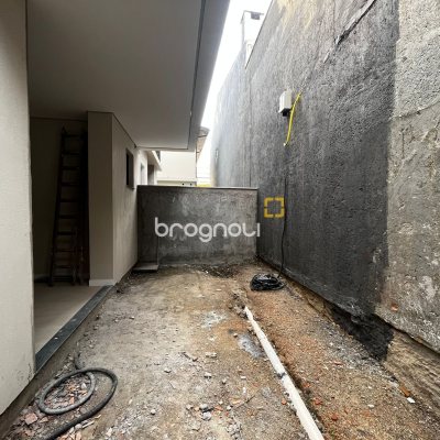 Casa com 122m², 3 quartos (sendo 3 suítes), 1 garagem, no bairro Santa Mônica em Florianópolis