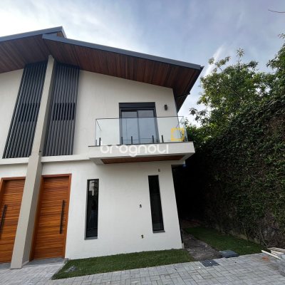 Casa com 122m², 3 quartos (sendo 3 suítes), 1 garagem, no bairro Santa Mônica em Florianópolis