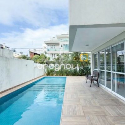 Cobertura com 223m², 3 quartos (sendo 1 suíte), 2 garagens, no bairro Campeche em Florianópolis