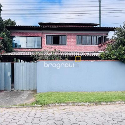 Casa com 135m², 4 quartos (sendo 1 suíte), 3 garagens, no bairro Campeche em Florianópolis