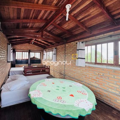 Casa com 135m², 4 quartos (sendo 1 suíte), 3 garagens, no bairro Campeche em Florianópolis