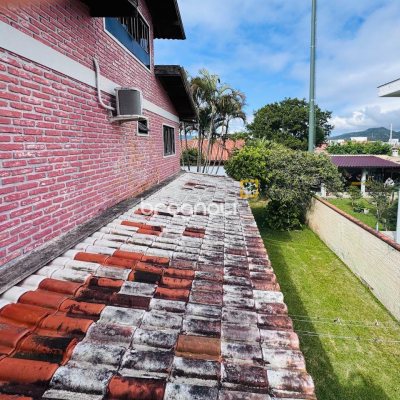 Casa com 135m², 4 quartos (sendo 1 suíte), 3 garagens, no bairro Campeche em Florianópolis