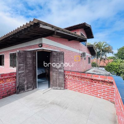 Casa com 135m², 4 quartos (sendo 1 suíte), 3 garagens, no bairro Campeche em Florianópolis