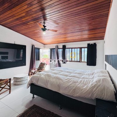 Casa com 135m², 4 quartos (sendo 1 suíte), 3 garagens, no bairro Campeche em Florianópolis