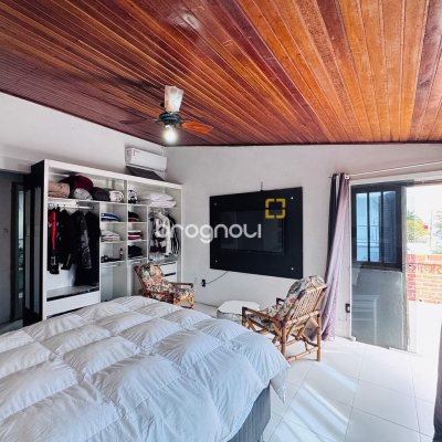 Casa com 135m², 4 quartos (sendo 1 suíte), 3 garagens, no bairro Campeche em Florianópolis