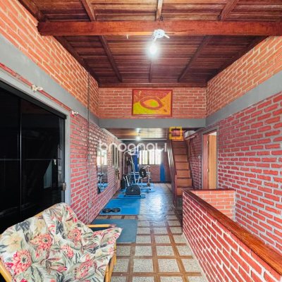 Casa com 135m², 4 quartos (sendo 1 suíte), 3 garagens, no bairro Campeche em Florianópolis